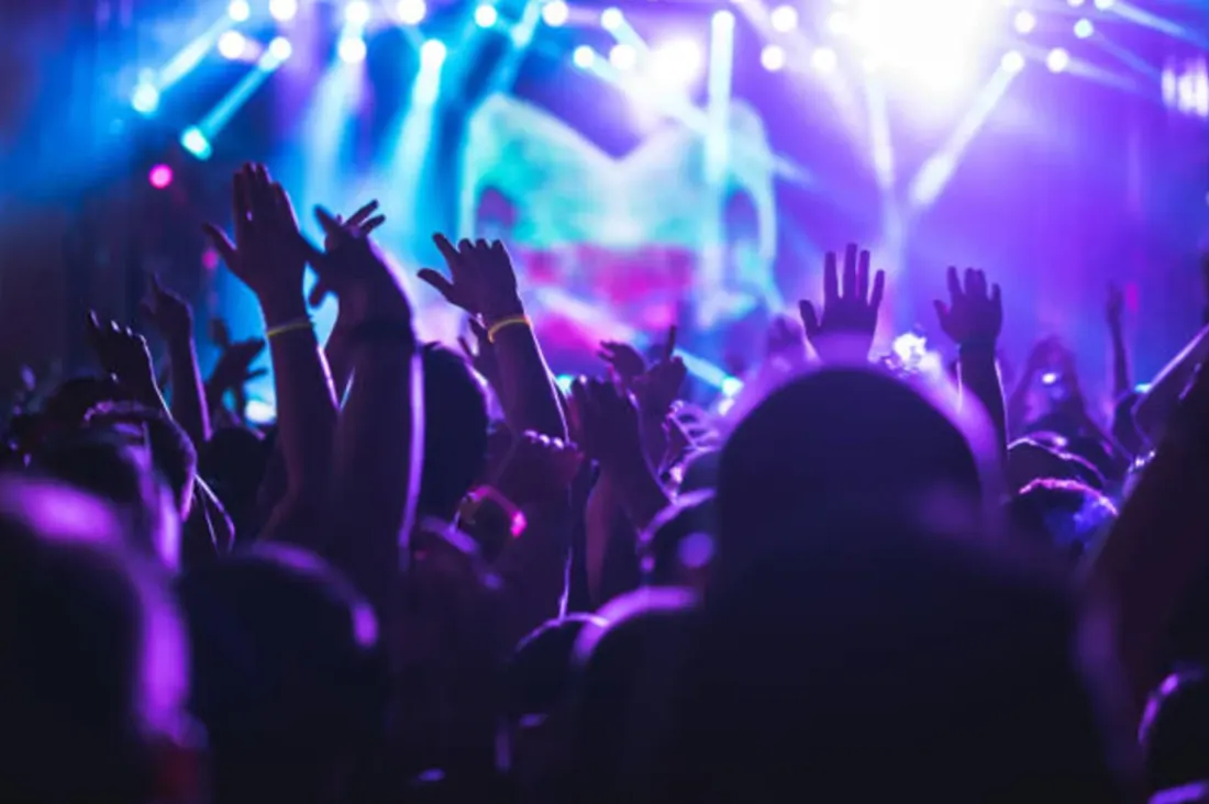 Une rave party s'est installée dans les anciens locaux de Tilly-Sabco.